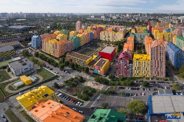 شهری رنگارنگ با خانه‌های لگویی