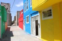 محله ای با خانه های رنگارنگ