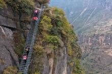 روستای صخره‌ای ۸۰۰ متری در چین