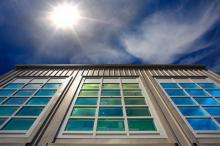 زیبایی ساختمان با کمک پنجره های خورشیدی